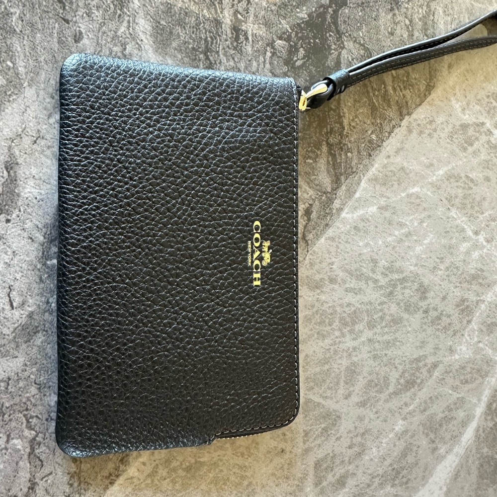Corner zip wristlet